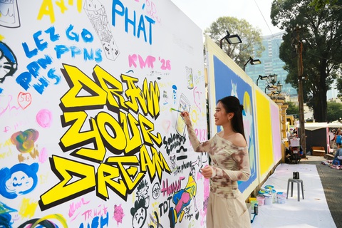 Nghe nhạc, xem xiếc, vẽ tranh tại Saigon Urban Street Fest- Ảnh 5. Hoa hậu Ban Mai tham gia vẽ tranh
