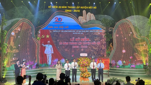Đất Đỏ vươn mình nhờ nông thôn mới- Ảnh 3. Lãnh đạo tỉnh Bà Rịa - Vũng Tàu tặng hoa chúc mừng lãnh đạo huyện Đất Đỏ - Ảnh: Đ.H.