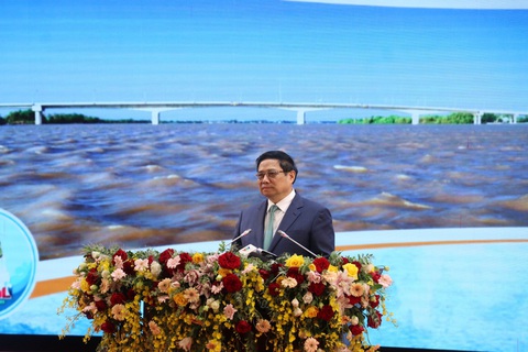 Thủ tướng: Cà Mau cần tận dụng thương hiệu ‘nơi ai cũng muốn đến’ để phát triển- Ảnh 1. Thủ tướng Phạm Minh Chính đề nghị tỉnh Cà Mau cần đẩy nhanh phát triển hạ tầng giao thông - Ảnh: THANH HUYỀN