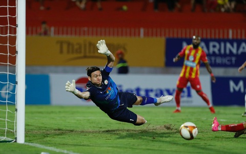 Văn Lâm sai lầm như Karius khiến Bình Định nhận thất bại- Ảnh 1. Những sai lầm của Văn Lâm khiến cho Bình Định nhận thất bại - Ảnh: TUẤN HỮU
