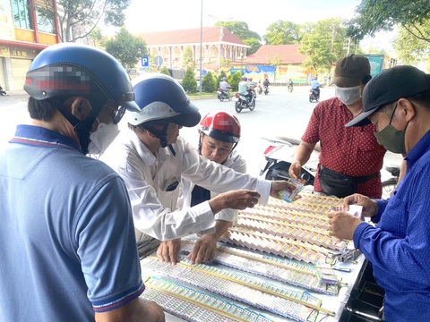 Cho tui lãi với!- Ảnh 1. Thói quen mua vé số của người dân miền Tây với hy vọng trúng đặc biệt để đổi đời - Ảnh: KHẮC TÂM