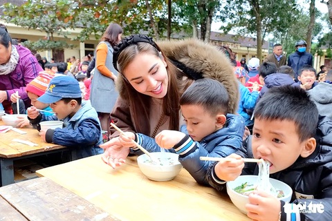 Những người nấu phở vì cộng đồng- Ảnh 3. Hoa hậu Diễm Hương trò chuyện vui vẻ cùng các em tham dự chương trình “Xe phở yêu thương” năm 2022 tại Nam Định - Ảnh: NAM TRẦN