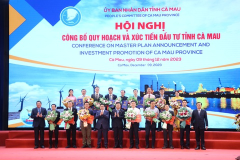 Thủ tướng: Cà Mau cần tận dụng thương hiệu ‘nơi ai cũng muốn đến’ để phát triển- Ảnh 2. Các doanh nghiệp, nhà đầu tư nhận hoa chúc mừng của tỉnh Cà Mau - Ảnh: THANH HUYỀN