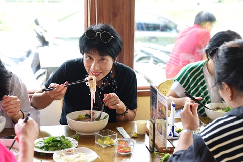 Đưa atisô vào phở Việt- Ảnh 2. Du khách Hàn Quốc thưởng thức phở atisô khi đến Đà Lạt - Ảnh: DUYÊN PHAN
