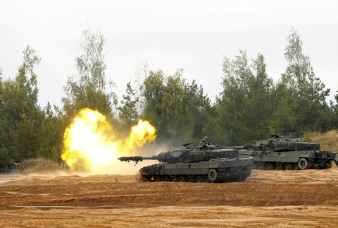 El Pais: Tây Ban Nha gửi xe tăng Leopard cho Ukraine - Ảnh 1. El Pais: Tây Ban Nha gửi xe tăng Leopard cho Ukraine - Ảnh 1.