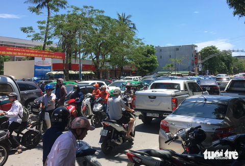 Tranh luận: thu nhập thấp có nên mua xe hơi? - Ảnh 1. Tranh luận: thu nhập thấp có nên mua xe hơi? - Ảnh 1.