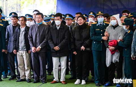 Người thân, đồng đội nghẹn ngào tiễn biệt phi công hy sinh trong vụ rơi máy bay Su-22 - Ảnh 2. Người thân, đồng đội nghẹn ngào tiễn biệt phi công hy sinh trong vụ rơi máy bay Su-22 - Ảnh 2.