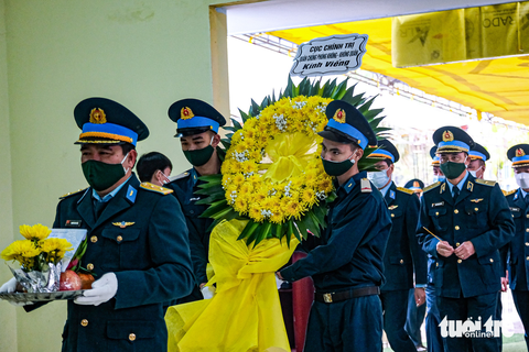 Người thân, đồng đội nghẹn ngào tiễn biệt phi công hy sinh trong vụ rơi máy bay Su-22 - Ảnh 3. Người thân, đồng đội nghẹn ngào tiễn biệt phi công hy sinh trong vụ rơi máy bay Su-22 - Ảnh 3.