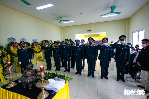 Người thân, đồng đội nghẹn ngào tiễn biệt phi công hy sinh trong vụ rơi máy bay Su-22 - Ảnh 4. Người thân, đồng đội nghẹn ngào tiễn biệt phi công hy sinh trong vụ rơi máy bay Su-22 - Ảnh 4.