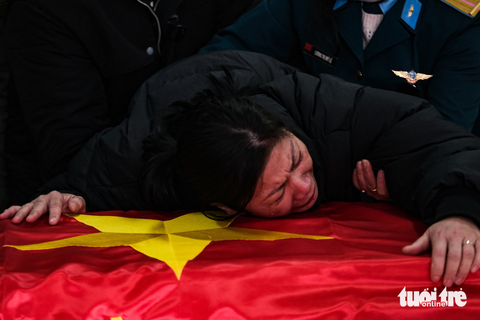 Người thân, đồng đội nghẹn ngào tiễn biệt phi công hy sinh trong vụ rơi máy bay Su-22 - Ảnh 5. Người thân, đồng đội nghẹn ngào tiễn biệt phi công hy sinh trong vụ rơi máy bay Su-22 - Ảnh 5.