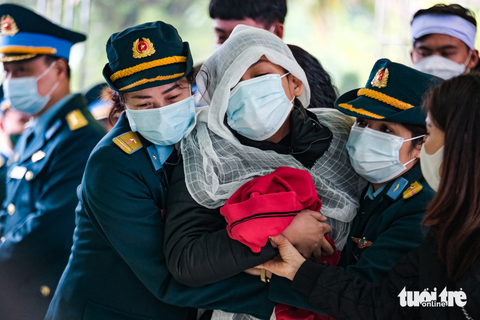 Người thân, đồng đội nghẹn ngào tiễn biệt phi công hy sinh trong vụ rơi máy bay Su-22 - Ảnh 6. Người thân, đồng đội nghẹn ngào tiễn biệt phi công hy sinh trong vụ rơi máy bay Su-22 - Ảnh 6.