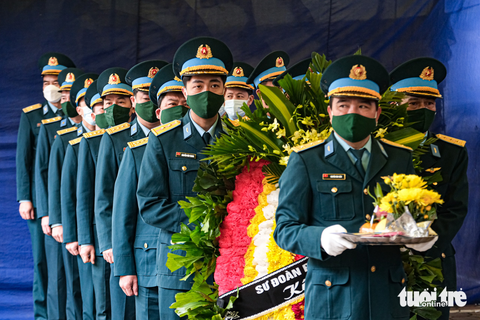Người thân, đồng đội nghẹn ngào tiễn biệt phi công hy sinh trong vụ rơi máy bay Su-22 - Ảnh 7. Người thân, đồng đội nghẹn ngào tiễn biệt phi công hy sinh trong vụ rơi máy bay Su-22 - Ảnh 7.