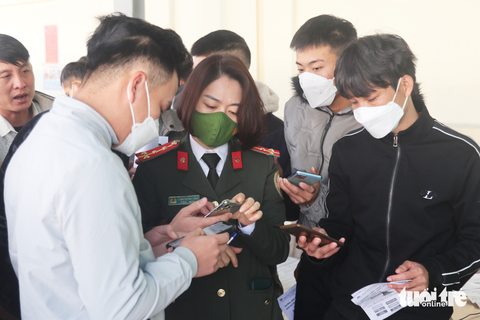Lúng túng với thủ tục online, người dân mướt mồ hôi làm hộ chiếu đầu năm - Ảnh 3. Lúng túng với thủ tục online, người dân mướt mồ hôi làm hộ chiếu đầu năm - Ảnh 3.