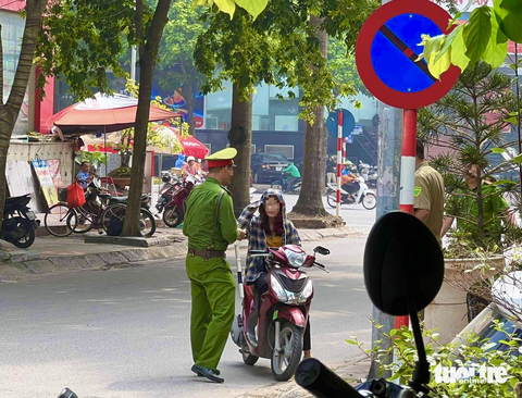 Công an phường có được dừng xe xử phạt vi phạm giao thông không? - Ảnh 1. Công an phường có được dừng xe xử phạt vi phạm giao thông không? - Ảnh 1.
