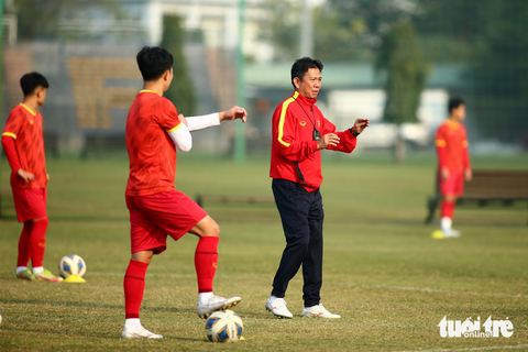 Tuyển U20 Việt Nam rèn khả năng tấn công từ... thủ môn - Ảnh 2. Tuyển U20 Việt Nam rèn khả năng tấn công từ... thủ môn - Ảnh 2.