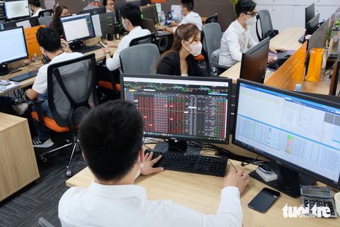 Bão chưa tan, cơ hội nào cho nhà đầu tư chứng khoán trong năm 2023? - Ảnh 1. Bão chưa tan, cơ hội nào cho nhà đầu tư chứng khoán trong năm 2023? - Ảnh 1.