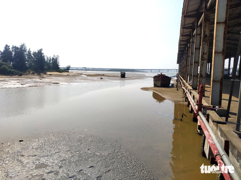 Cảng cá bị bồi lấp khiến ngư dân lao đao - Ảnh 1. Cảng cá bị bồi lấp khiến ngư dân lao đao - Ảnh 1.