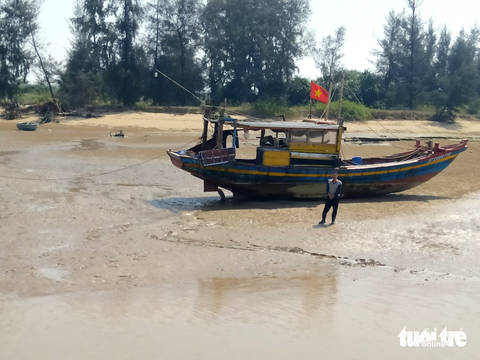 Cảng cá bị bồi lấp khiến ngư dân lao đao - Ảnh 2. Cảng cá bị bồi lấp khiến ngư dân lao đao - Ảnh 2.