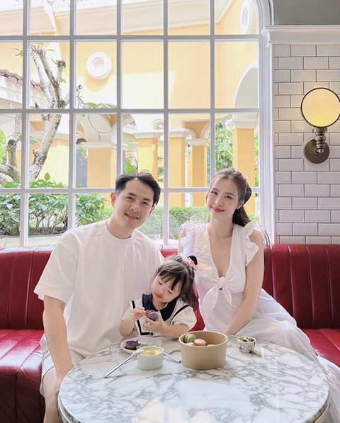 Ảnh vui sao Việt 1-2: MC Quyền Linh cõng cụ ông - Ảnh 7. Ảnh vui sao Việt 1-2: MC Quyền Linh cõng cụ ông - Ảnh 7.