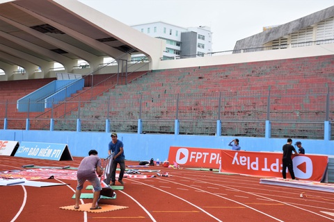 Khánh Hòa gấp rút sửa chữa sân vận động 19-8 trước mùa giải V-League 2023 - Ảnh 2. Khánh Hòa gấp rút sửa chữa sân vận động 19-8 trước mùa giải V-League 2023 - Ảnh 2.