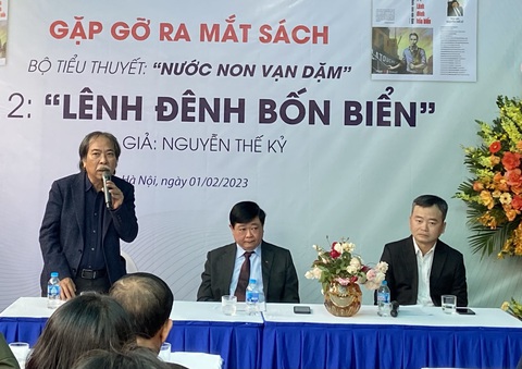 Ông Nguyễn Thế Kỷ ra mắt cuốn thứ hai trong bộ tiểu thuyết về Bác Hồ - Ảnh 1. Ông Nguyễn Thế Kỷ ra mắt cuốn thứ hai trong bộ tiểu thuyết về Bác Hồ - Ảnh 1.