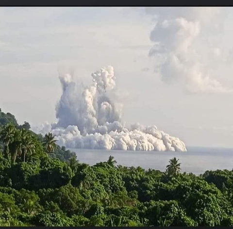 Núi lửa chìm dưới biển phun trào, Vanuatu báo động - Ảnh 1. Núi lửa chìm dưới biển phun trào, Vanuatu báo động - Ảnh 1.