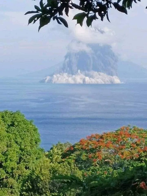 Núi lửa chìm dưới biển phun trào, Vanuatu báo động - Ảnh 2. Núi lửa chìm dưới biển phun trào, Vanuatu báo động - Ảnh 2.