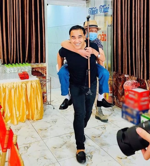Ảnh vui sao Việt 1-2: MC Quyền Linh cõng cụ ông - Ảnh 1. Ảnh vui sao Việt 1-2: MC Quyền Linh cõng cụ ông - Ảnh 1.
