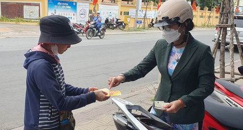 Vé số miền Tây đắt như tôm tươi - Ảnh 1. Vé số miền Tây đắt như tôm tươi - Ảnh 1.