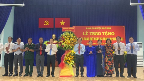 Lãnh đạo TP.HCM trao huy hiệu Đảng cho các đảng viên đợt 3-2 - Ảnh 2. Lãnh đạo TP.HCM trao huy hiệu Đảng cho các đảng viên đợt 3-2 - Ảnh 2.