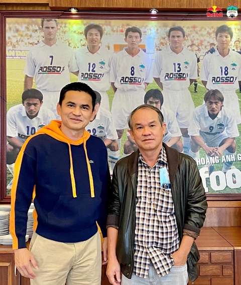 Phản hồi 1-2: Nghẹn ngào tiễn biệt phi công hy sinh; Tìm giải pháp dung hòa quyền lợi VPF và HAGL - Ảnh 3. Phản hồi 1-2: Nghẹn ngào tiễn biệt phi công hy sinh; Tìm giải pháp dung hòa quyền lợi VPF và HAGL - Ảnh 3.