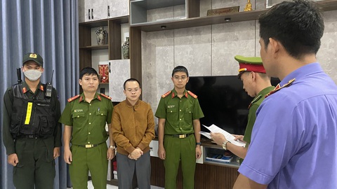 Cơ quan điều tra tống đạt quyết định khởi tố, bắt giam Hoàng Quang Huy về tội tham ô tài sản - Ảnh: H.B. Cơ quan điều tra tống đạt quyết định khởi tố, bắt giam Hoàng Quang Huy về tội tham ô tài sản - Ảnh: H.B.