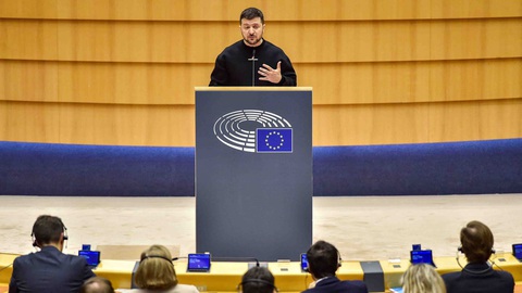EU giải bài toán Ukraine - Ảnh 1. Tổng thống Ukraine Volodymyr Zelensky phát biểu trước Nghị viện châu Âu ở Brussels vào ngày 9-2 - Ảnh: Reuters