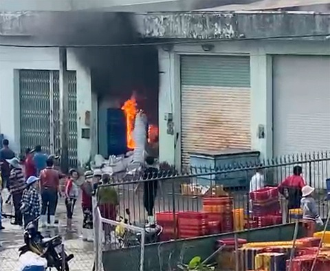 Cháy ki ốt trong cảng cá Quy Nhơn, 1 người chết, 1 người bị thương nặng - Ảnh 1. Cháy ki ốt trong cảng cá Quy Nhơn, 1 người chết, 1 người bị thương nặng - Ảnh 1.