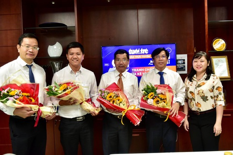 Tư vấn pháp luật trực tuyến: 'Tranh chấp tài sản, thừa kế và lập di chúc' - Ảnh 1. Chị Nguyễn Thị Hương - Ủy viên Ban biên tập báo Tuổi Trẻ - tặng hoa cho các luật sư đến tư vấn - Ảnh: T.T.D