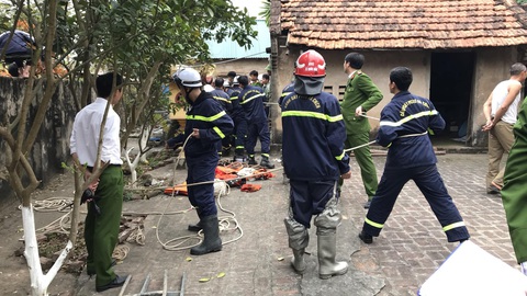 Cứu người đàn ông rơi xuống giếng sâu 25m ở Hà Nội - Ảnh 1. Cứu người đàn ông rơi xuống giếng sâu 25m ở Hà Nội - Ảnh 1.