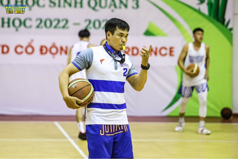 HLV Thanh Cảnh ‘gõ đầu trẻ’ tại CLB bóng rổ TP.HCM - Ảnh 1. HLV Thanh Cảnh ‘gõ đầu trẻ’ tại CLB bóng rổ TP.HCM - Ảnh 1.