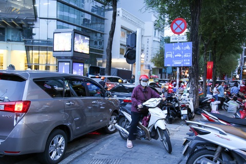Lòng đường, vỉa hè đường Lê Thánh Tôn (quận 1) bị chiếm dụng làm chỗ để xe máy và cả ô tô (ảnh chụp chiều 8-2) - Ảnh: PHƯƠNG QUYÊN Lòng đường, vỉa hè đường Lê Thánh Tôn (quận 1) bị chiếm dụng làm chỗ để xe máy và cả ô tô (ảnh chụp chiều 8-2) - Ảnh: PHƯƠNG QUYÊN