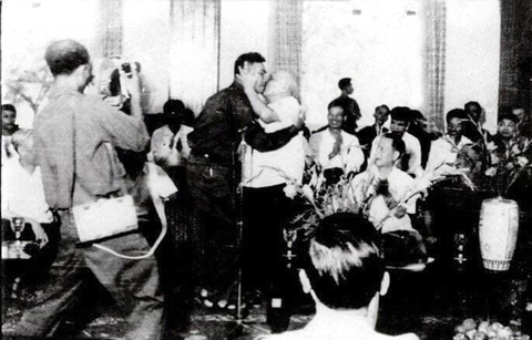 Lịch sử sẽ không quên tên Bùi Văn Tùng - Ảnh 3. Ông Bùi Văn Tùng thay mặt quân đội nhận nụ hôn của Bác Tôn Đức Thắng sau khi nghe kể chuyện ông Tùng yêu cầu tổng thống Dương Văn Minh ra đài phát thanh đọc tuyên bố đầu hàng - Ảnh: tư liệu