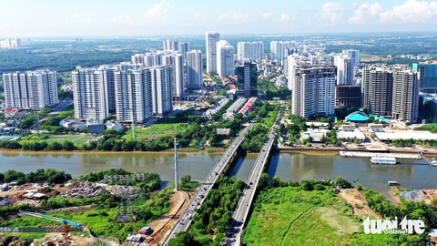 Đường phố Sài Gòn - Những ký ức thân thương - Kỳ 8: Nguyễn Hữu Thọ - đường thanh xuân hướng biển - Ảnh 2. Đường Nguyễn Hữu Thọ đã chuyển đổi vùng quê sông nước thành đô thị hướng biển - Ảnh: TỰ TRUNG