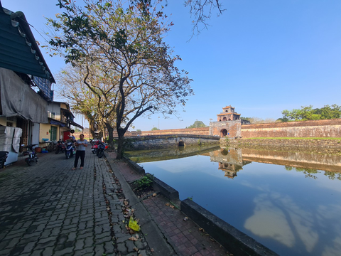 Huế muốn xây cầu gỗ dẫn lối tham quan lên khu vực Thượng thành - Ảnh 1. Huế đang lên ý tưởng làm một cây cầu gỗ bắc qua sông hộ thành, nối đường Trần Huy Liệu (TP Huế) với khu vực Thượng thành - Ảnh: NHẬT LINH