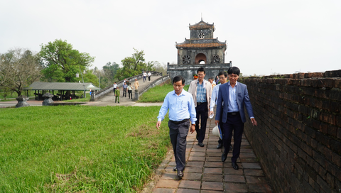 Huế muốn xây cầu gỗ dẫn lối tham quan lên khu vực Thượng thành - Ảnh 2. Ông Nguyễn Văn Phương (đi đầu) cùng đoàn khảo sát của tỉnh Thừa Thiên Huế trên khu vực Thượng thành - Ảnh: NGỌC HIẾU