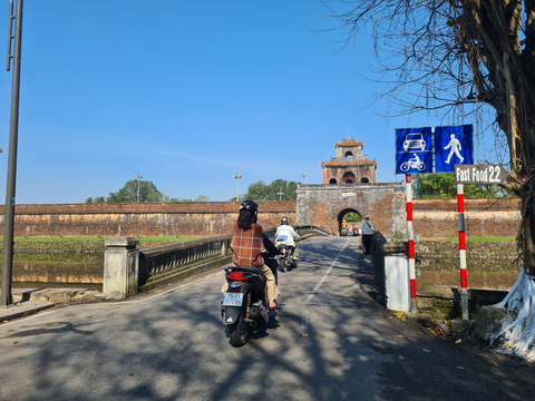 Huế muốn xây cầu gỗ dẫn lối tham quan lên khu vực Thượng thành - Ảnh 3. Khu vực Cửa Ngăn dẫn lối vào Kinh thành Huế đang là điểm đen tắc nghẽn giao thông vào giờ caO điểm ở Huế - Ảnh: NHẬT LINH