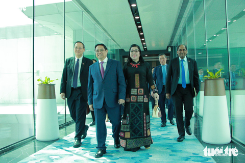 Thủ tướng Phạm Minh Chính và phu nhân lên chuyên cơ VN1 chiều 10-2 để đến Brunei - Ảnh: DUY LINH Thủ tướng Phạm Minh Chính và phu nhân lên chuyên cơ VN1 chiều 10-2 để đến Brunei - Ảnh: DUY LINH