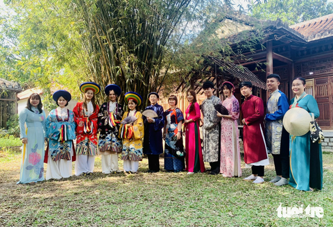 Nàng thơ của Trịnh dẫn sinh viên Nhật thăm Bảo tàng Áo dài, nghe đờn ca tài tử - Ảnh 1. Nàng thơ của Trịnh dẫn sinh viên Nhật thăm Bảo tàng Áo dài, nghe đờn ca tài tử - Ảnh 1.