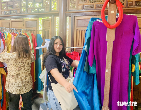 Nàng thơ của Trịnh dẫn sinh viên Nhật thăm Bảo tàng Áo dài, nghe đờn ca tài tử - Ảnh 2. Nàng thơ của Trịnh dẫn sinh viên Nhật thăm Bảo tàng Áo dài, nghe đờn ca tài tử - Ảnh 2.