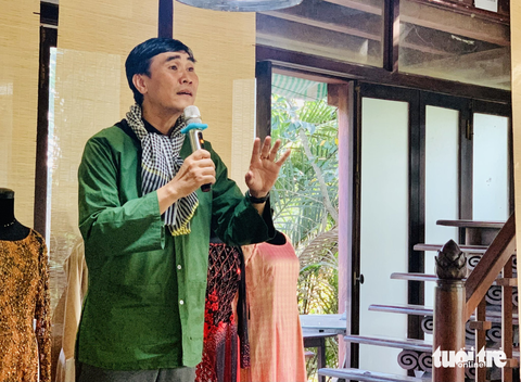 Nàng thơ của Trịnh dẫn sinh viên Nhật thăm Bảo tàng Áo dài, nghe đờn ca tài tử - Ảnh 6. Nàng thơ của Trịnh dẫn sinh viên Nhật thăm Bảo tàng Áo dài, nghe đờn ca tài tử - Ảnh 6.