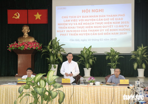 Chủ tịch Phan Văn Mãi nhắc Cần Giờ khoan nghĩ chuyện lên thành phố sớm - Ảnh 1. Chủ tịch Phan Văn Mãi nhắc Cần Giờ khoan nghĩ chuyện lên thành phố sớm - Ảnh 1.