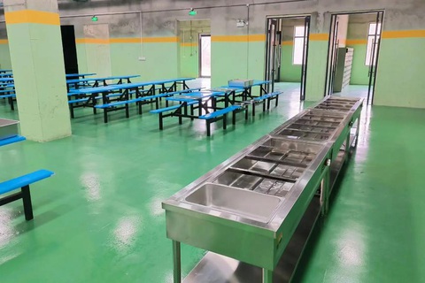 Trung Quốc: Trang trại khổng lồ nuôi heo cao 26 tầng - Ảnh 7. Khu vực ăn uống của người lao động trong trang trại - Ảnh: THE NEW YORK TIMES