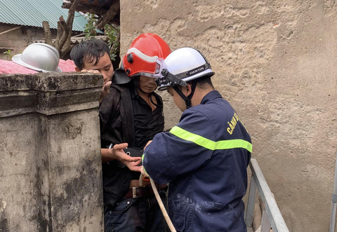 Cứu người đàn ông rơi xuống giếng sâu 25m ở Hà Nội - Ảnh 2. Cứu người đàn ông rơi xuống giếng sâu 25m ở Hà Nội - Ảnh 2.